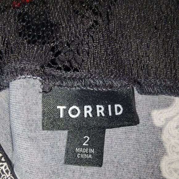 Torrid Studio Knit Skull Lace Yoke Harper top blouse Size 2/2x - Picture 6 of 7